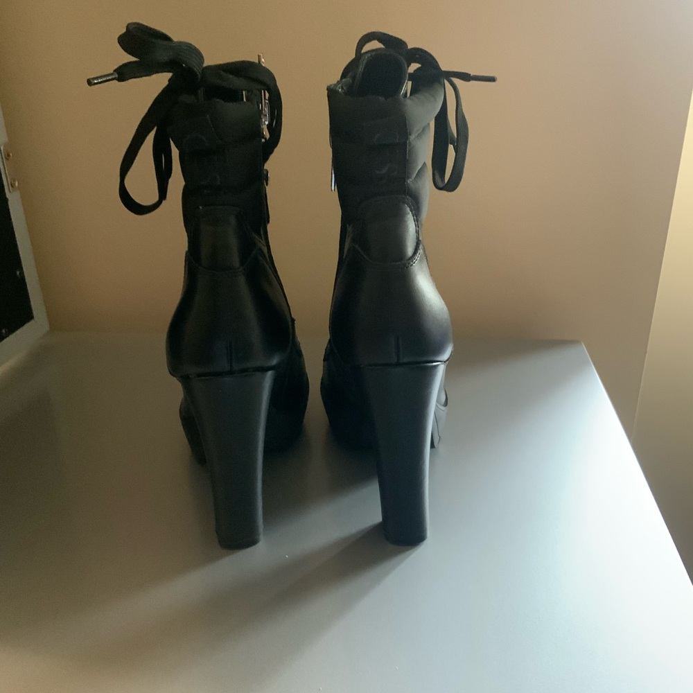 Guess - Picture 2 of 4